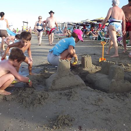 Hotel Atmosfere Beach Чезенатико Экстерьер фото