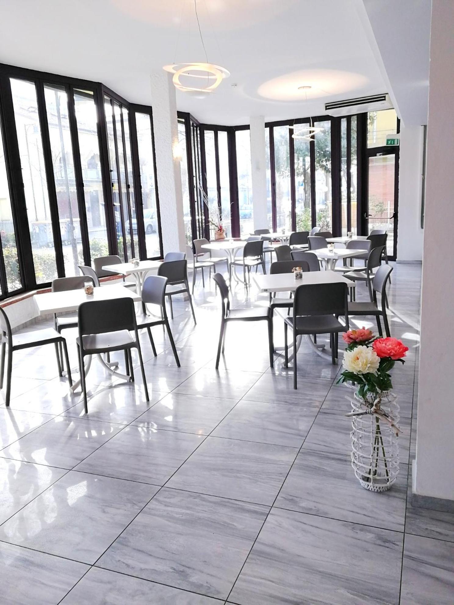 Hotel Atmosfere Beach Чезенатико Экстерьер фото